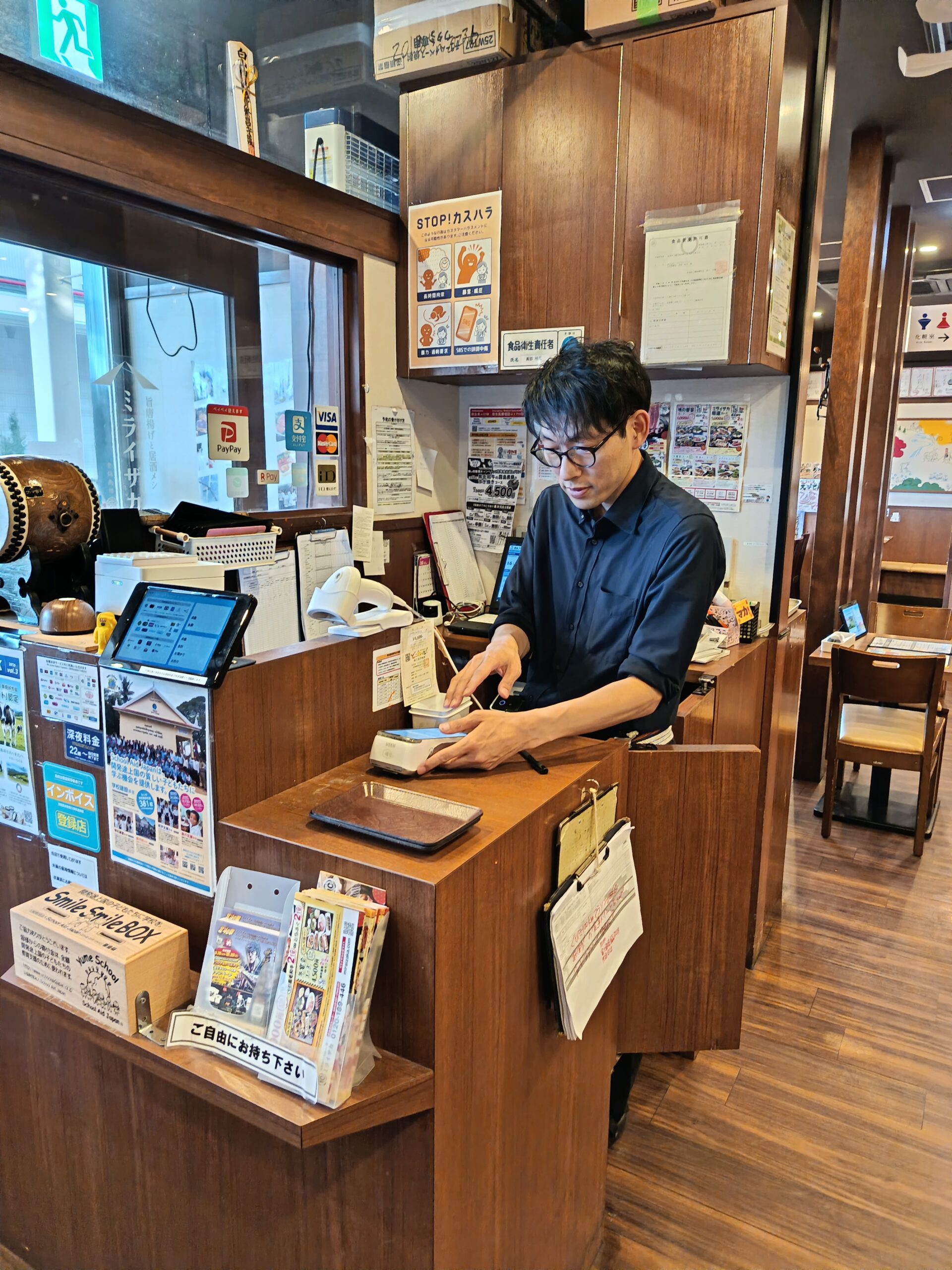 ミライザカ上越高田店のカウンターで業務に取り組む様子